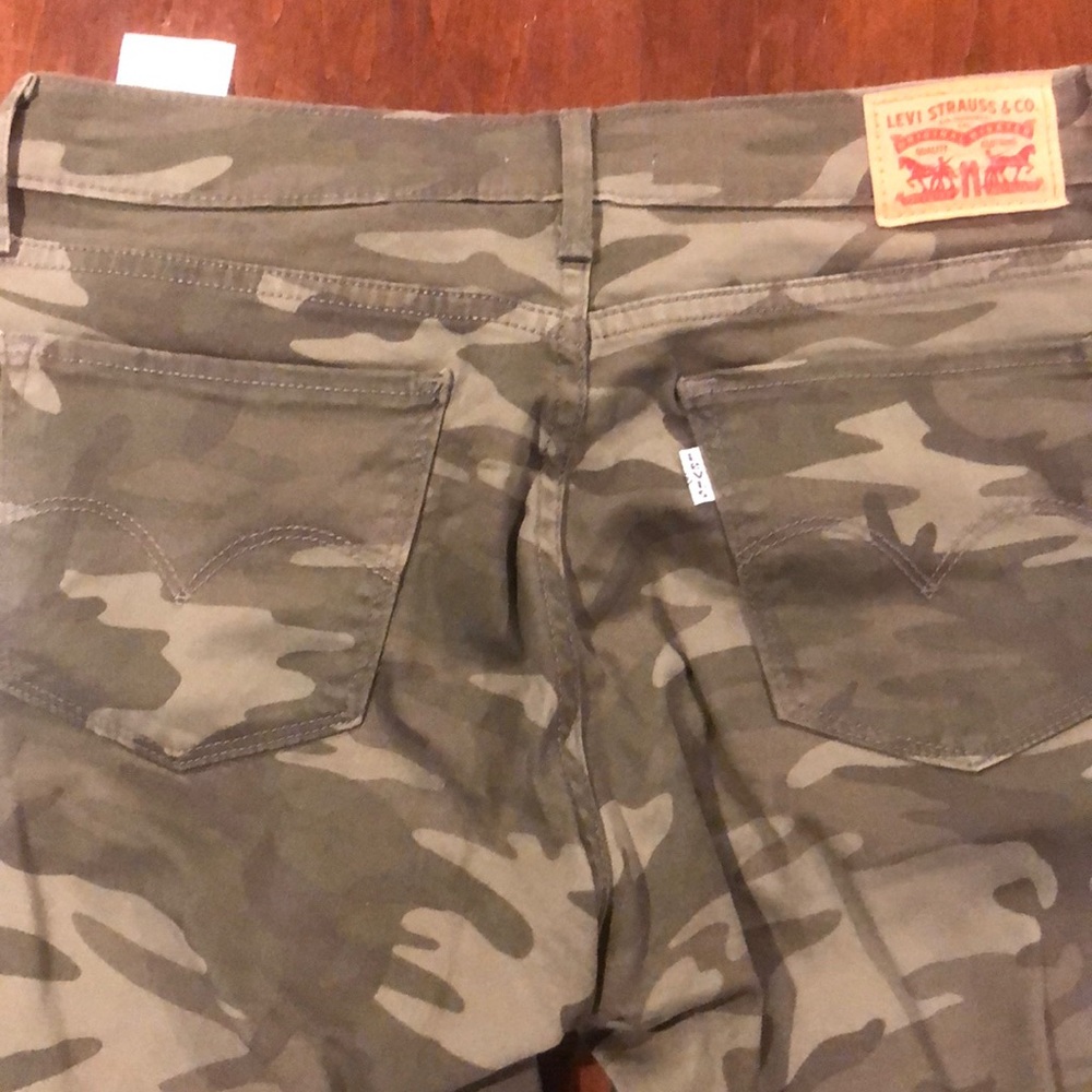 Levi’s 711 skinny Capri.